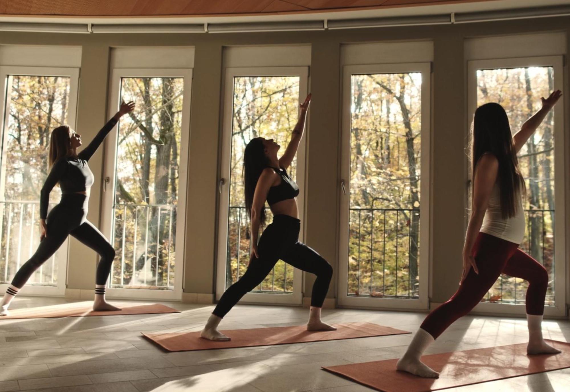 Precise Resort Бад Заров Екстериор снимка A yoga class